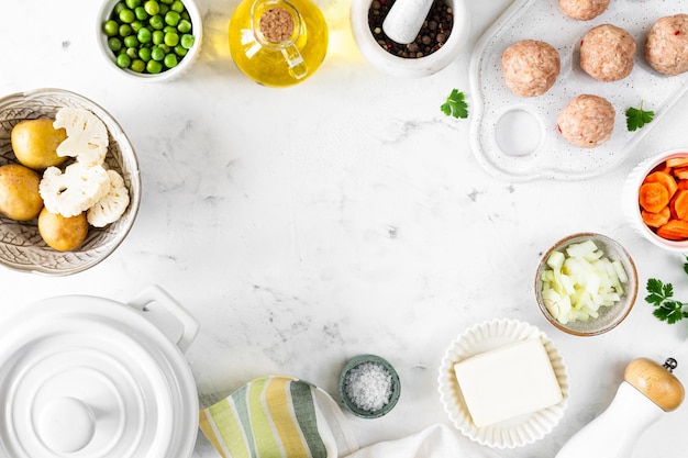 Zestaw kuchenny z naczyniami i składnikami